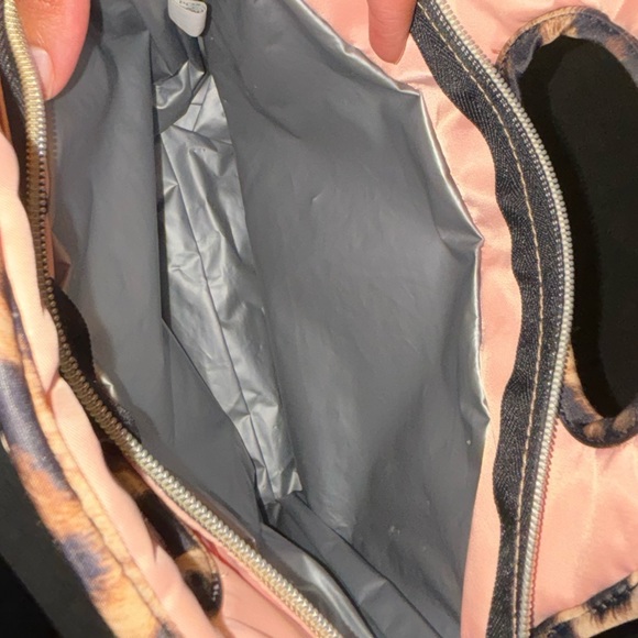 Tahari insulated Lunch Bag/ Makeup Bag Pink and Cheetah Print - Picture 8 of 8